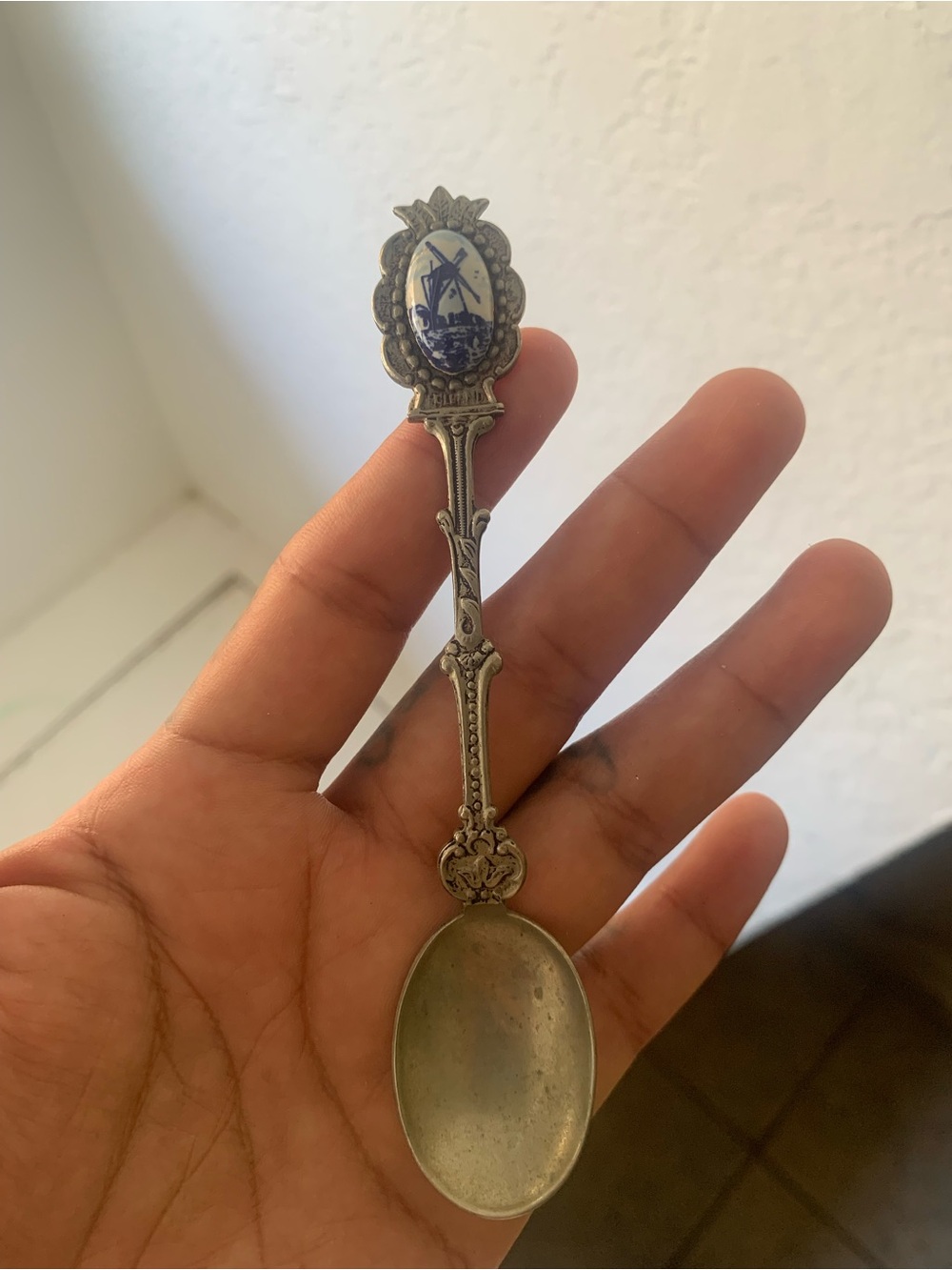 vintage Set of Two Decorative Collectible Spoons - Gold and Silver Tones - Picture 10 of 12
